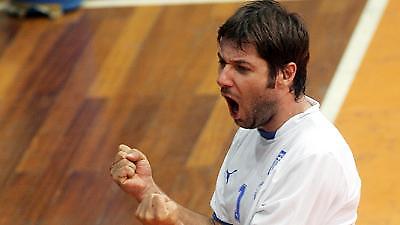 Περιμένει στο «ακουστικό»...