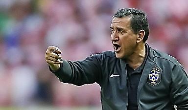 Δε βιάζεται να αποφασίσει ο Παρέιρα