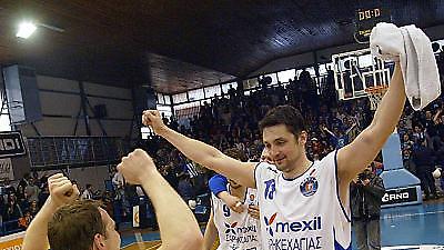 Α1: Με την πλάτη στον τοίχο