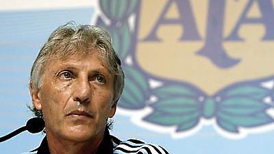 Κοντά στον πάγκο του Περού ο Πέκερμαν