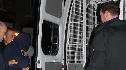 Έφοδος και συλλήψεις οπαδών από τη βρετανική αστυνομία