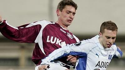 Με την πλάτη στον τοίχο τα φαβορί