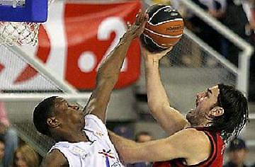 Υποκλίθηκε στη «βασίλισσα» η Τάου