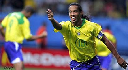 Έκαψαν το άγαλμα του Ροναλντίνιο!