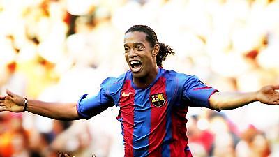 Προβάρει τη φανέλα των «ροσονέρι» ο Ροναλντίνιο...