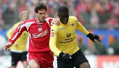 Υπέγραψε στο Αμβούργο ο Σανόγκο