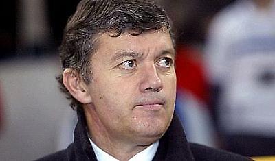 Την πόρτα της εξόδου βλέπει ο Σαντινί