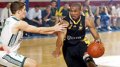 Ανανέωσε ο Σόλομον