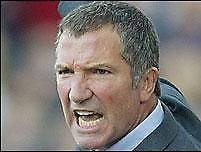 Πρόστιμο και... εξέδρα για Σούνες