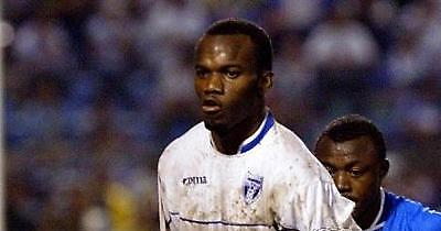 Παραμένει στην Κάλιαρι ο Σουάζο