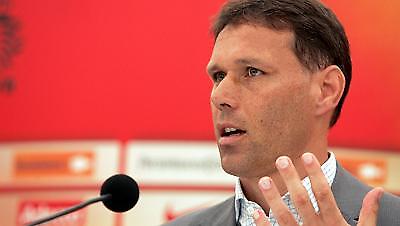 «Βλέπει» Φαν Μπάστεν ο Μπερλουσκόνι