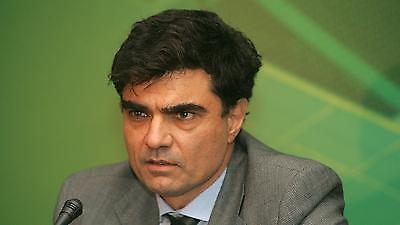 Το παίρνει πάνω του…