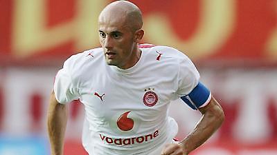 Ένας μέσα, δύο έξω