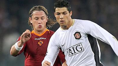 Αμφίρροπη μάχη στο «Ολντ Τράφορντ»