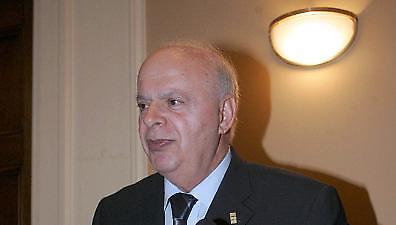 Προσπαθεί να τραβήξει κόσμο…