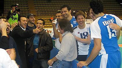 Νίκος κέρναγε… Νίκος έπινε