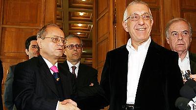 Δίνουν τα χέρια