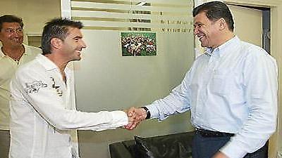 Τα είπαν Ζαγοράκης, Ορφανός…